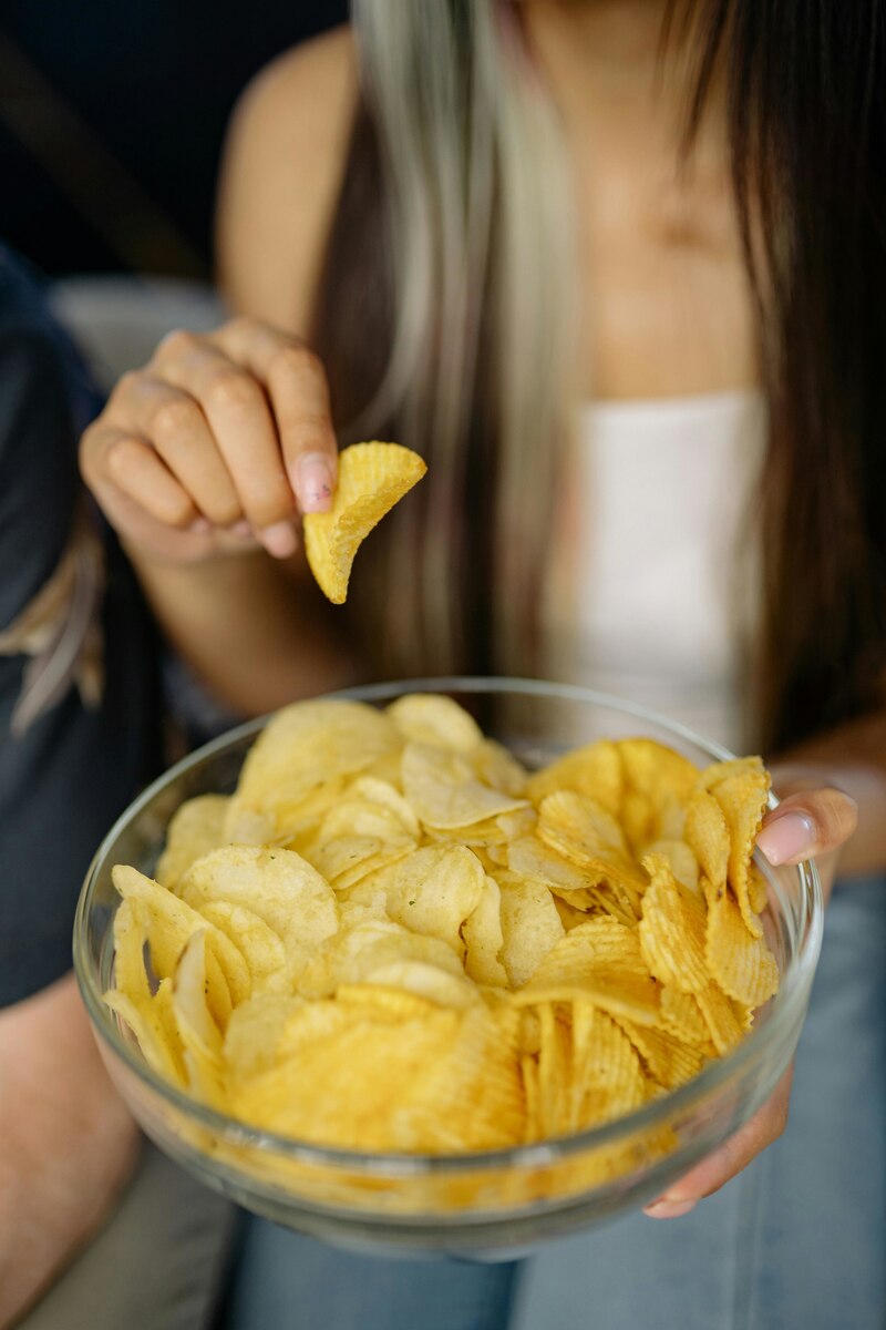 Mujer comiendo patatas fritas