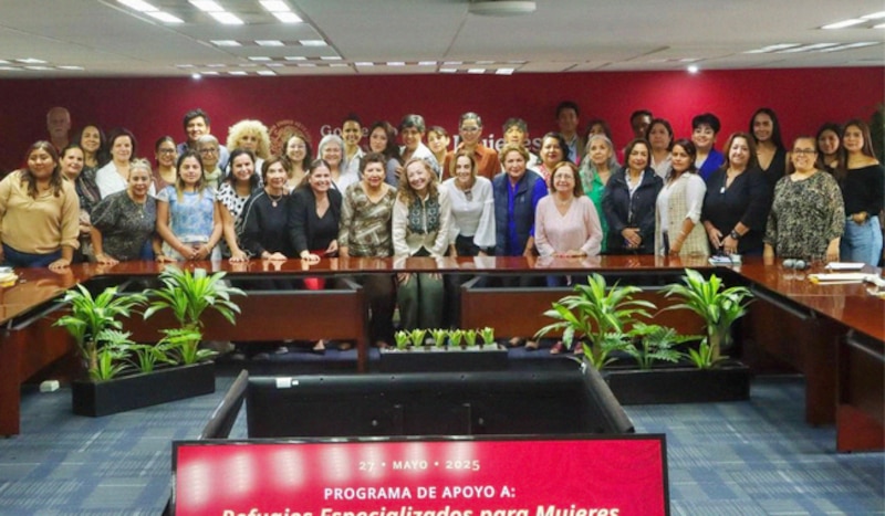 Funcionarias y representantes de organizaciones civiles durante la firma de convenios del programa de refugios para mujeres víctimas de violencia