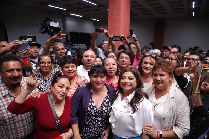 Mujeres indígenas en un evento político en México