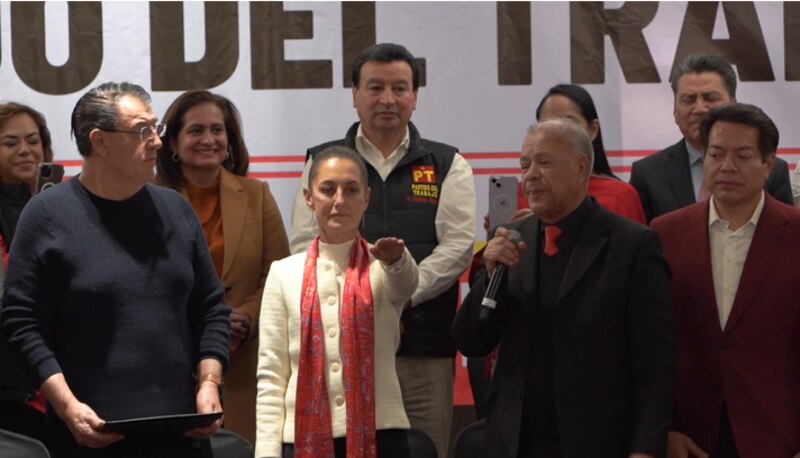 La precandidata de Morena a la gubernatura del Estado de México, Delfina Gómez, durante un evento de campaña.