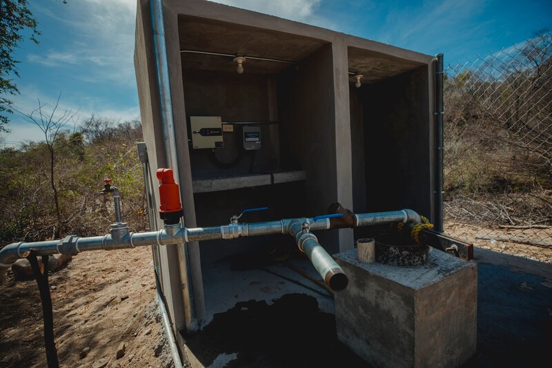 Infraestructura del sistema de abastecimiento de agua potable en La Cascada, Mocorito, con tuberías y pozo comunitario