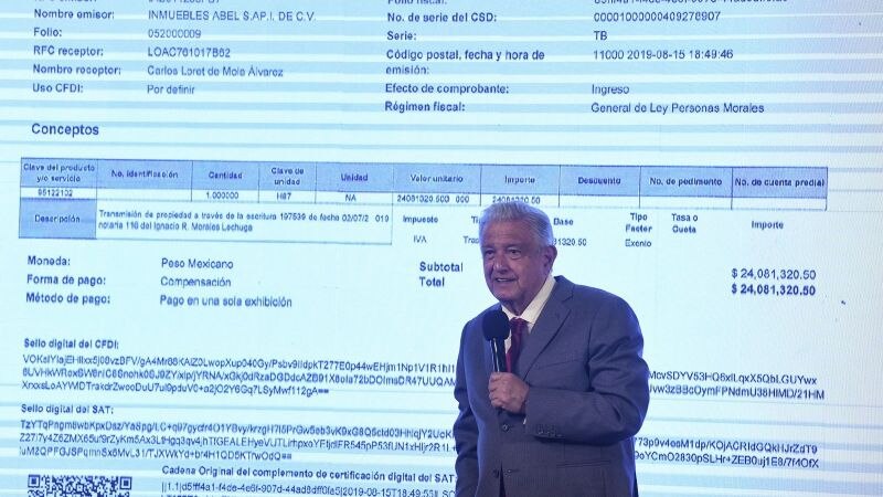 Title: El presidente Andrés Manuel López Obrador durante una conferencia de prensa