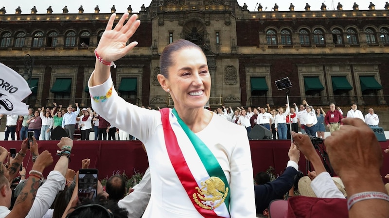 La presidenta de México, Claudia Sheinbaum, saluda a sus seguidores desde el balcón del Palacio Nacional.