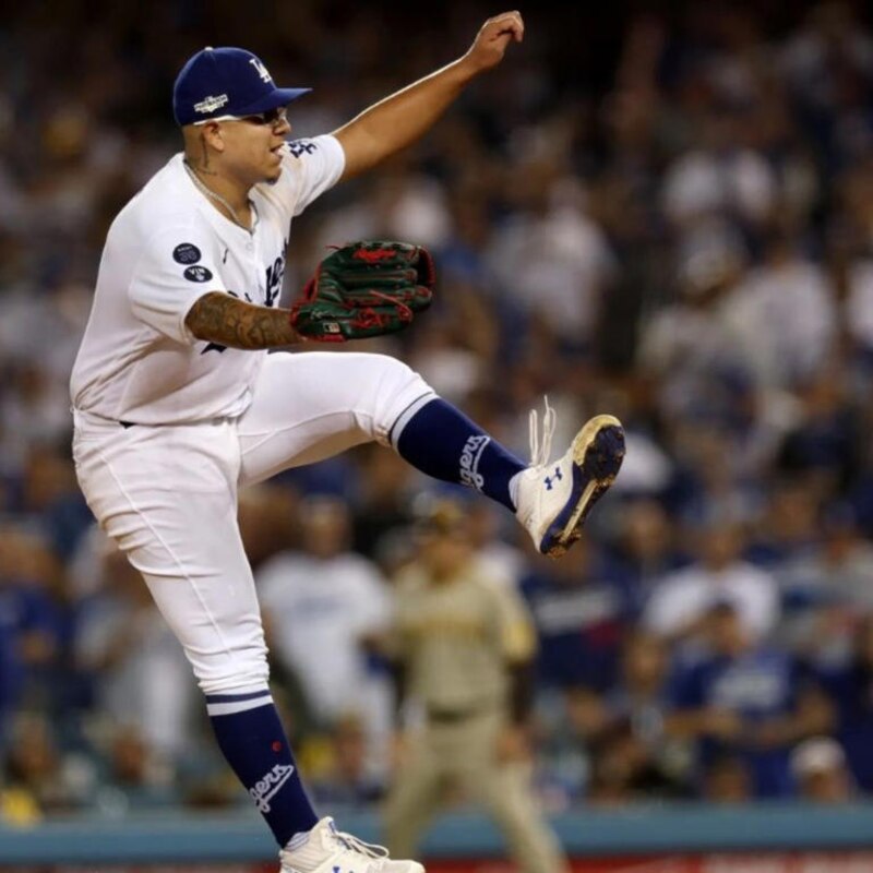 Clayton Kershaw poncha a un bateador en el juego de anoche.