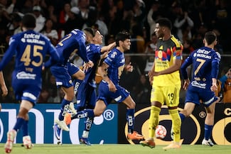 Pumas se adueña del Clásico Capitalino en una noche épica en CU