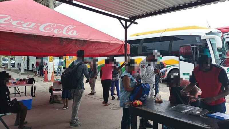 Migrantes esperan para abordar un autobús en la frontera entre Colombia y Venezuela