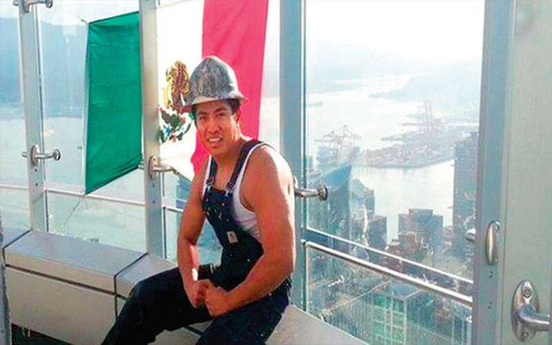 Un trabajador de la construcción mexicano se toma una foto en lo alto de un edificio en construcción