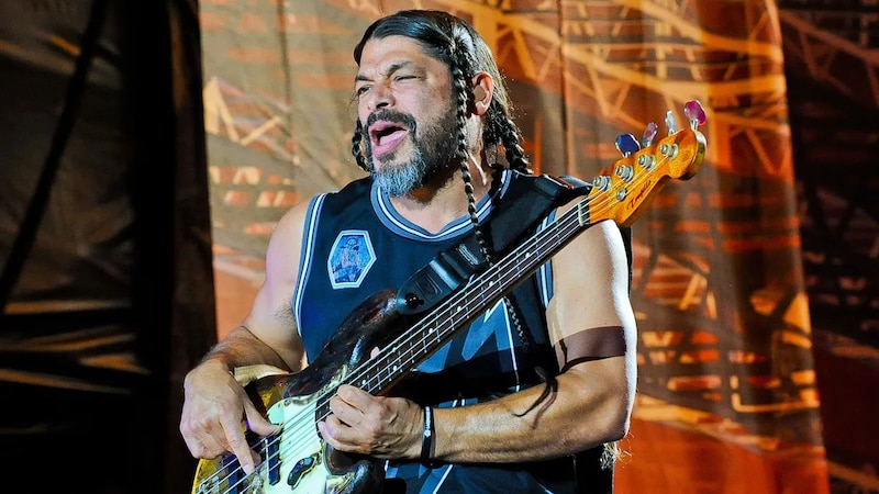 Robert Trujillo, bajista de Metallica, tocando en vivo.