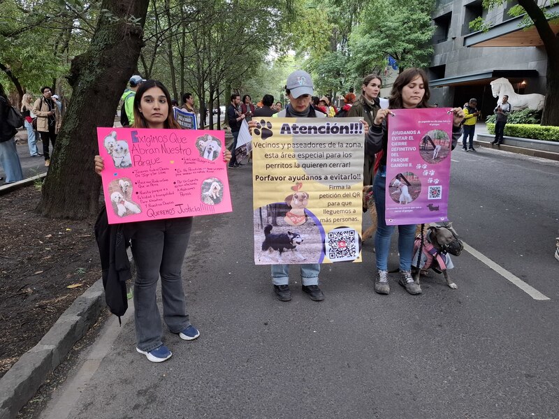 Possible title: Protesta en contra del cierre de un parque para perros en la Ciudad de México