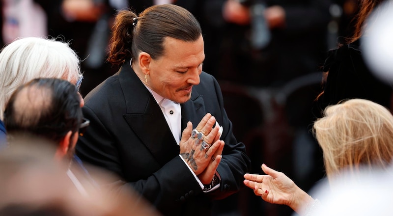 Johnny Depp saluda a sus fans en el Festival de Cine de Cannes