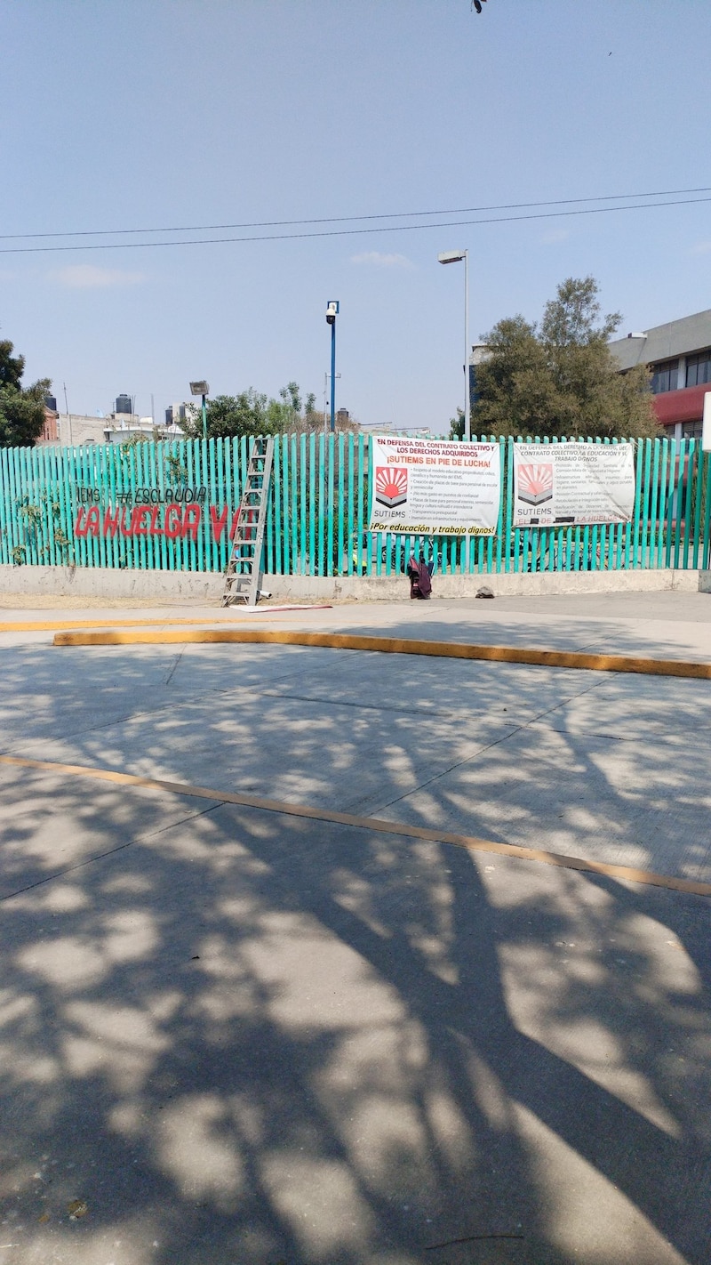 Sindicato Único de Trabajadores del Instituto de Educación Media Superior de la Ciudad de México (SUTIEMS) en pie de lucha por la defensa del contrato colectivo y los derechos adquiridos.