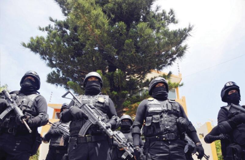 Policías mexicanos fuertemente armados