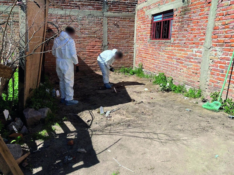 La policía investiga la escena de un crimen.