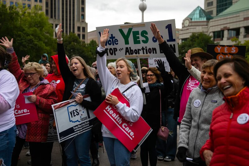 Las mujeres se manifiestan a favor del derecho al aborto en una concentración en la ciudad de Nueva York.