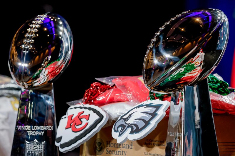 Trofeo Vince Lombardi con los logos de los Kansas City Chiefs y Phiadelphia Eagles que disputarán el Super Bowl LIX de la NFL este domingo 9 de febrero desde las 17:00 horas.