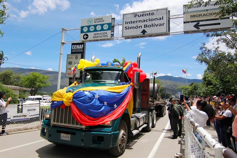 Camión decorado con banderas venezolanas en el Puente Internacional Simón Bolívar