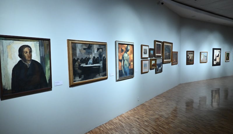 Exposición de pinturas en una galería de arte