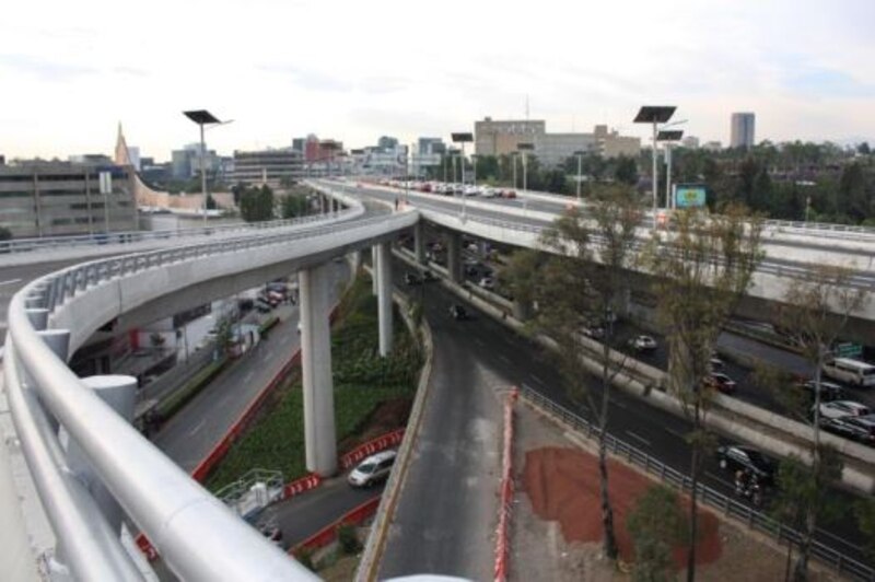 Autopista urbana con tráfico en la Ciudad de México