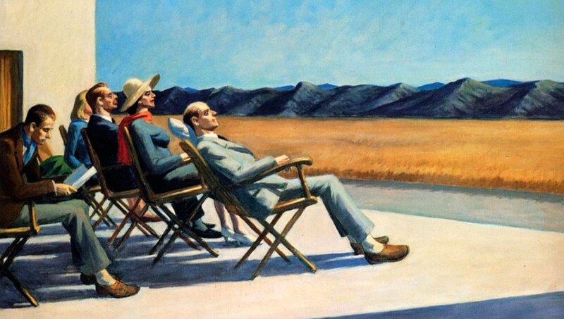 Tres hombres y dos mujeres sentados en sillas mirando al horizonte