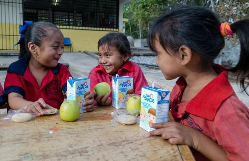 Niñas indígenas desayunando en una escuela rural de Chiapas
