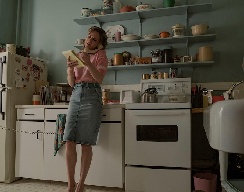Mujer hablando por teléfono en la cocina