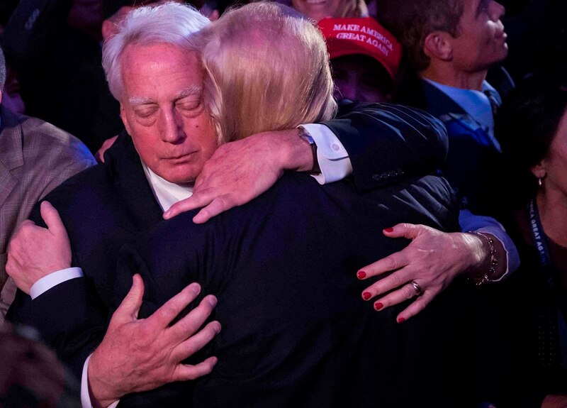 El emotivo abrazo entre Trump y su esposa tras su discurso de despedida