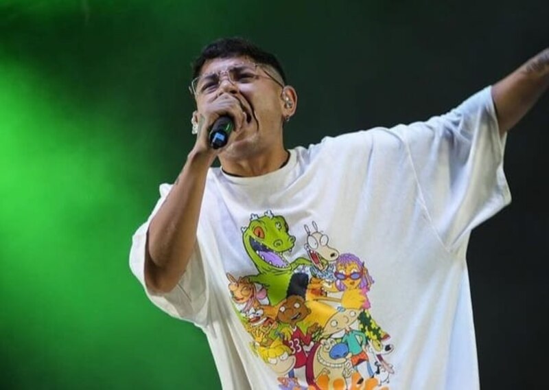 Rauw Alejandro enciende el escenario con su música y estilo único