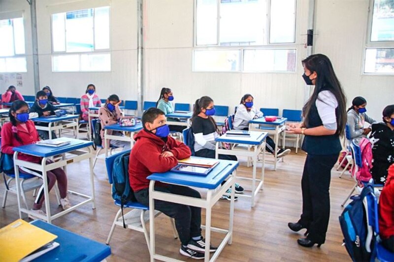 Profesora con sus alumnos en el aula