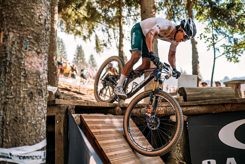 El ciclista mexicano Gerardo Ulloa vuela sobre su bicicleta en una carrera de cross-country.