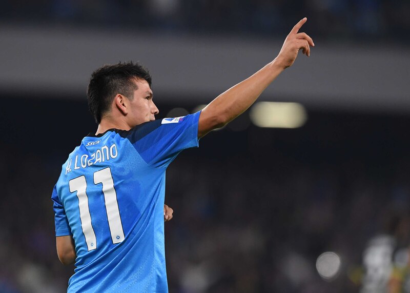 El jugador del Napoli, Hirving Lozano, celebra un gol.