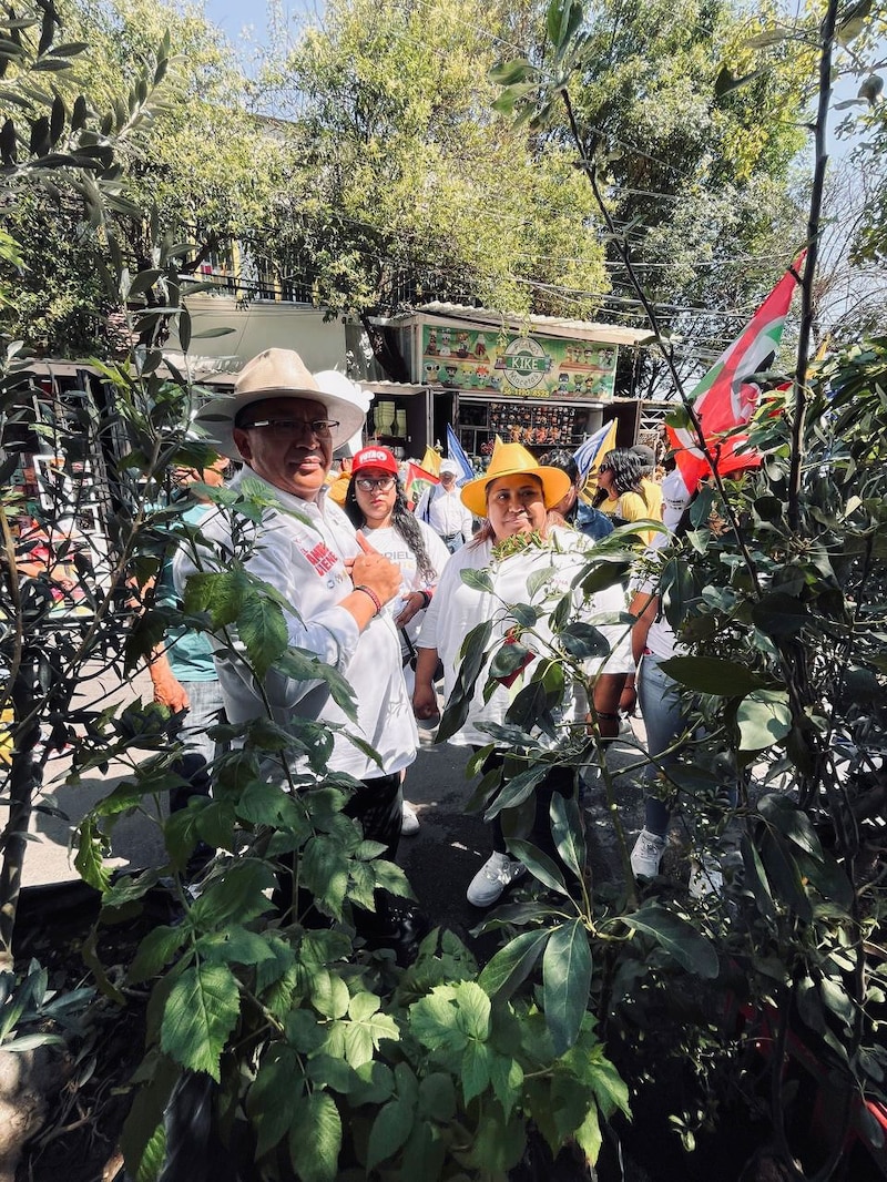 Políticos sonríen durante una manifestación