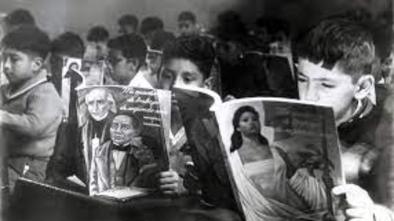 Niños leyendo en la escuela