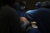 Especialistas de IMSS Querétaro retiran tumor ovárico de 22 kilos en paciente 