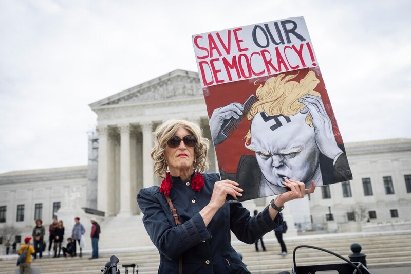 Protestan frente a la Corte Suprema de Estados Unidos en defensa de la democracia