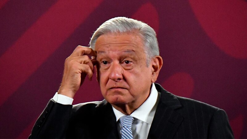 El presidente López Obrador se muestra pensativo durante una conferencia de prensa.