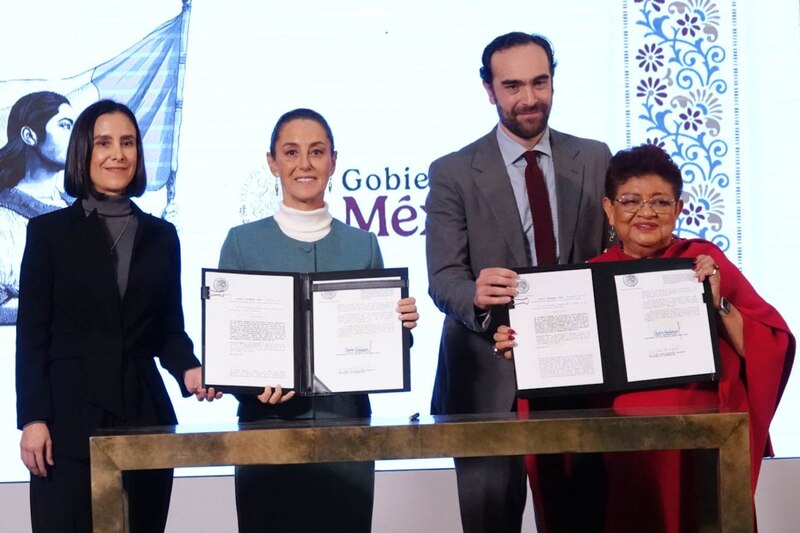 Luz Elena González, secretaria de Energía; Claudia Sheinbaum, presidenta constitucional de los Estados Unidos Mexicanos; Andrés Lajous, director general de la Agencia Reguladora de Transporte Ferroviario, y Ernestina Godoy, consejera jurídica del Ejecutivo Federal, durante la firma de un decreto de la devolución al pueblo la CFE y Pemex y la Reforma de los trenes ferroviarios durante la conferencia matutina "La Mañanera del Pueblo", realizada en el Salón Tesorería en Palacio Nacional.