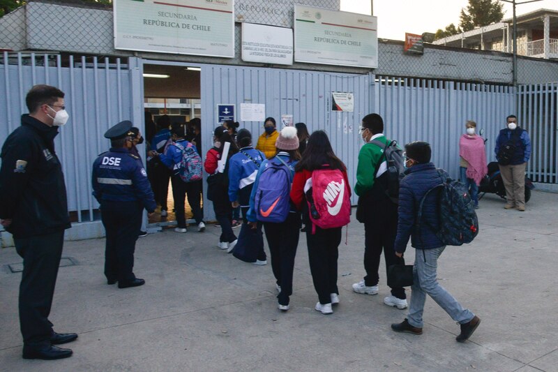 Estudiantes de secundaria regresan a clases presenciales en Chile