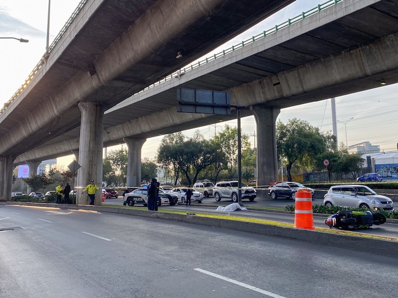 Un motociclista perdió la vida luego de perder el control de su vehículo y estrellarse contra un poste, mientras conducía sobre Anillo Periférico Sur a la altura del Hospital de Pemex. El lugar fue custodiado por policías capitalinos y de transito