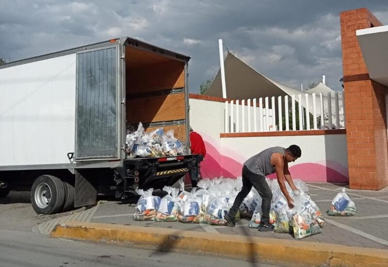 Descargando comida de un camión