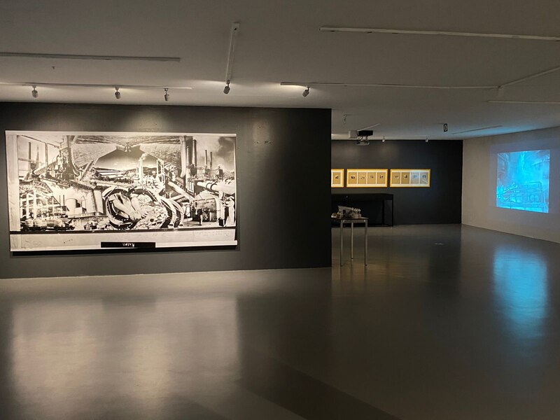 Exposición de arte contemporáneo en una galería.