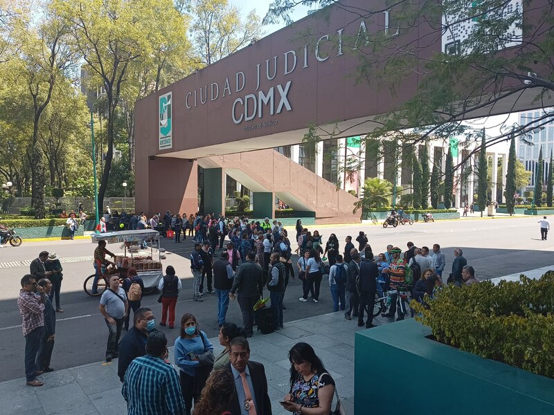 Multitud de personas en la Ciudad Judicial de la CDMX