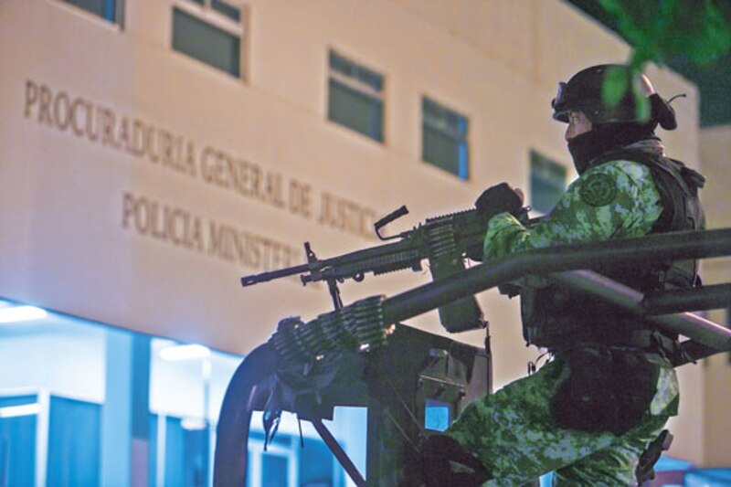 Policía antimotines en la puerta de una fiscalía