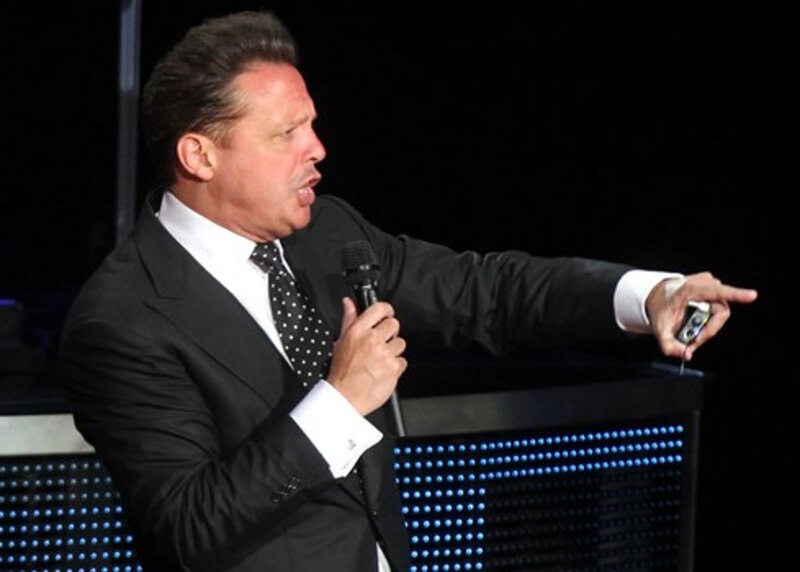 El cantante mexicano Luis Miguel se presenta en concierto.