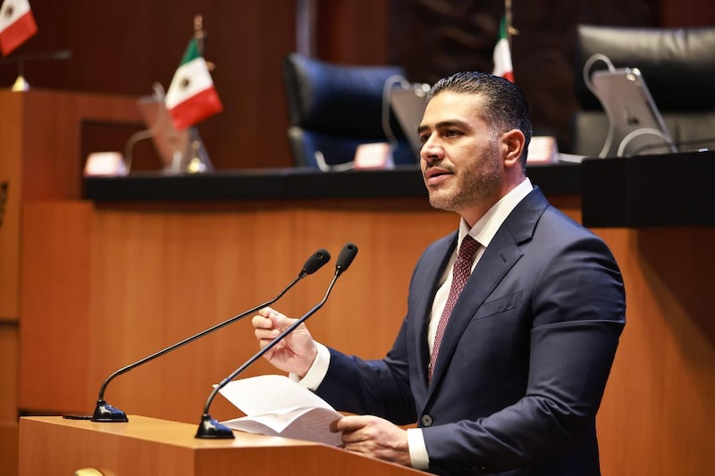 Diputado mexicano da discurso en el Congreso