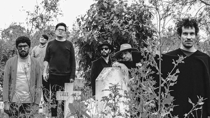 Banda de rock en un cementerio