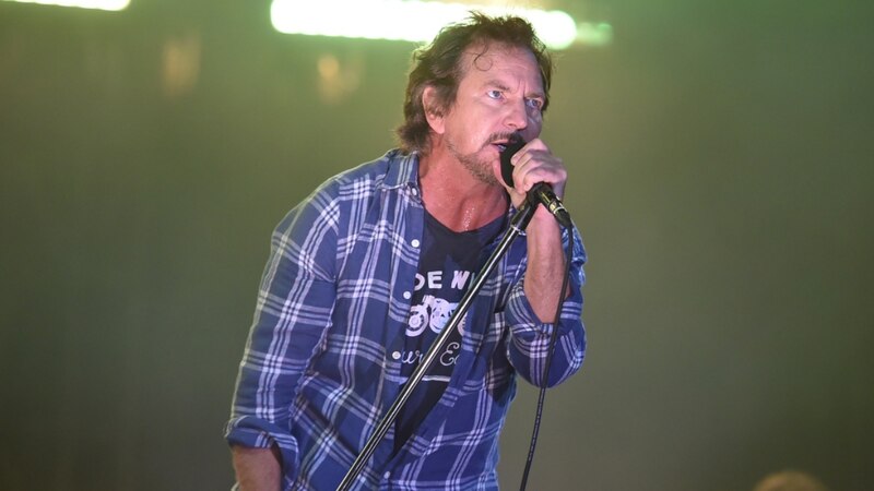 Eddie Vedder cantando en concierto