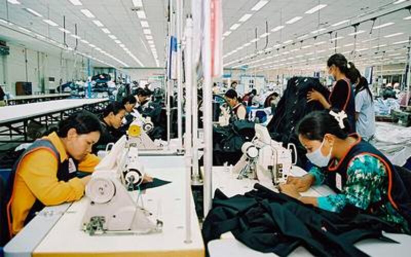 Mujeres trabajando en una fábrica de ropa