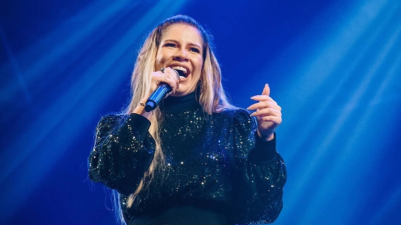 La cantante española Natalia Lacunza actúa en concierto.