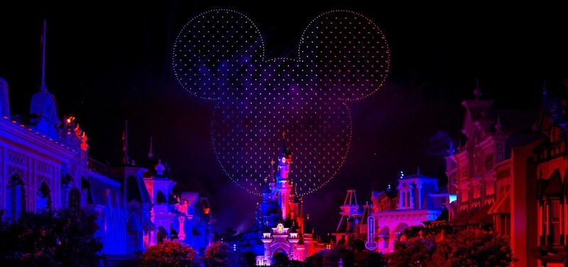 Castillo de Disney con fuegos artificiales en forma de Mickey Mouse
