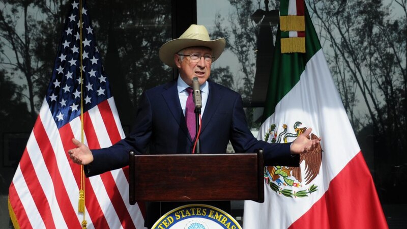 El embajador de Estados Unidos en México, Ken Salazar, pronuncia un discurso.